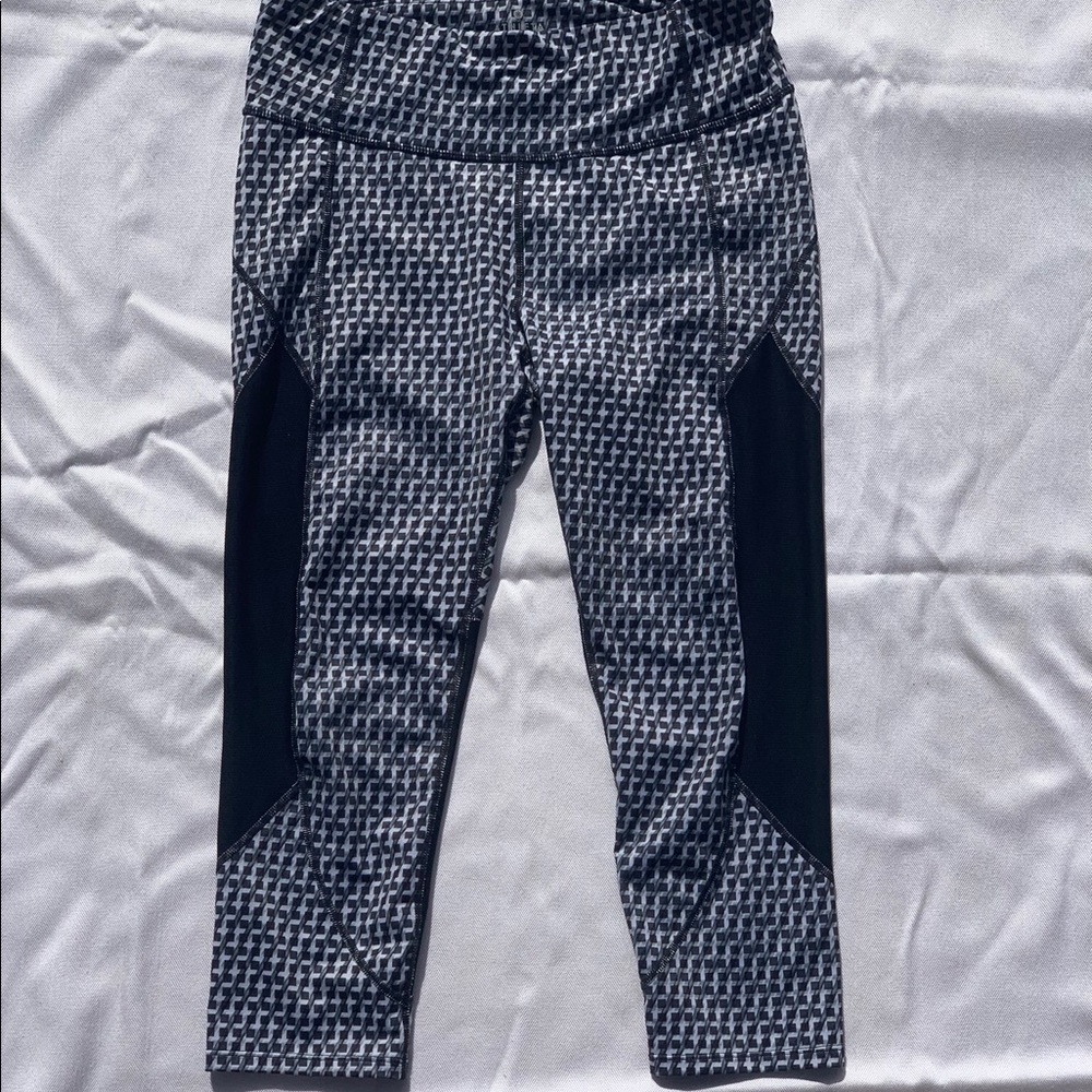Athleta women’s capri length leggings. B/W pattern